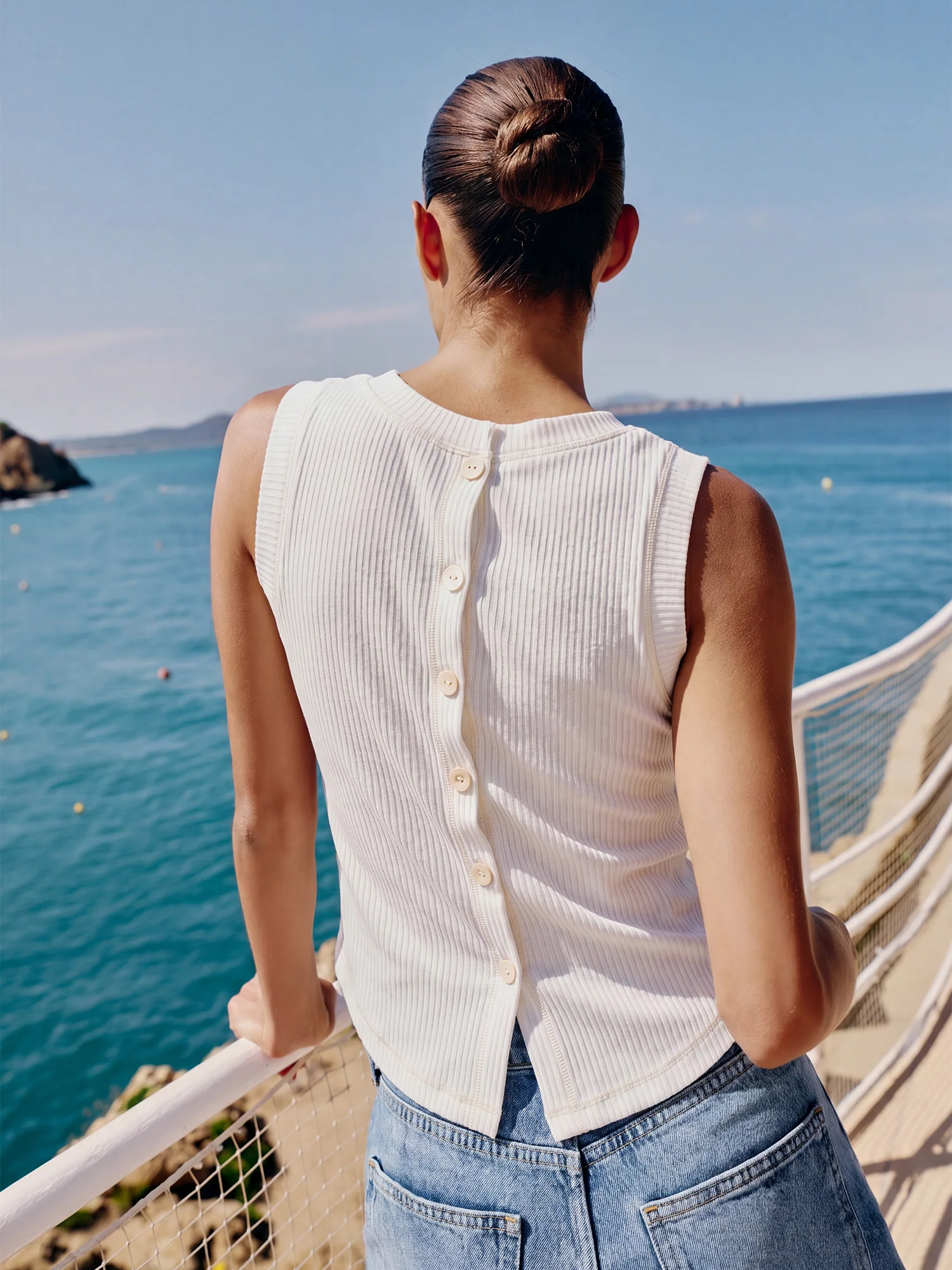 Sleeveless Crew Neck Scoop Hem Tank Top - Image 2