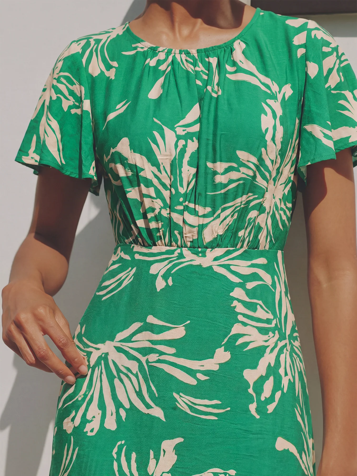 Short Sleeve Floral Ruched Neck Midi Dress - Image 6